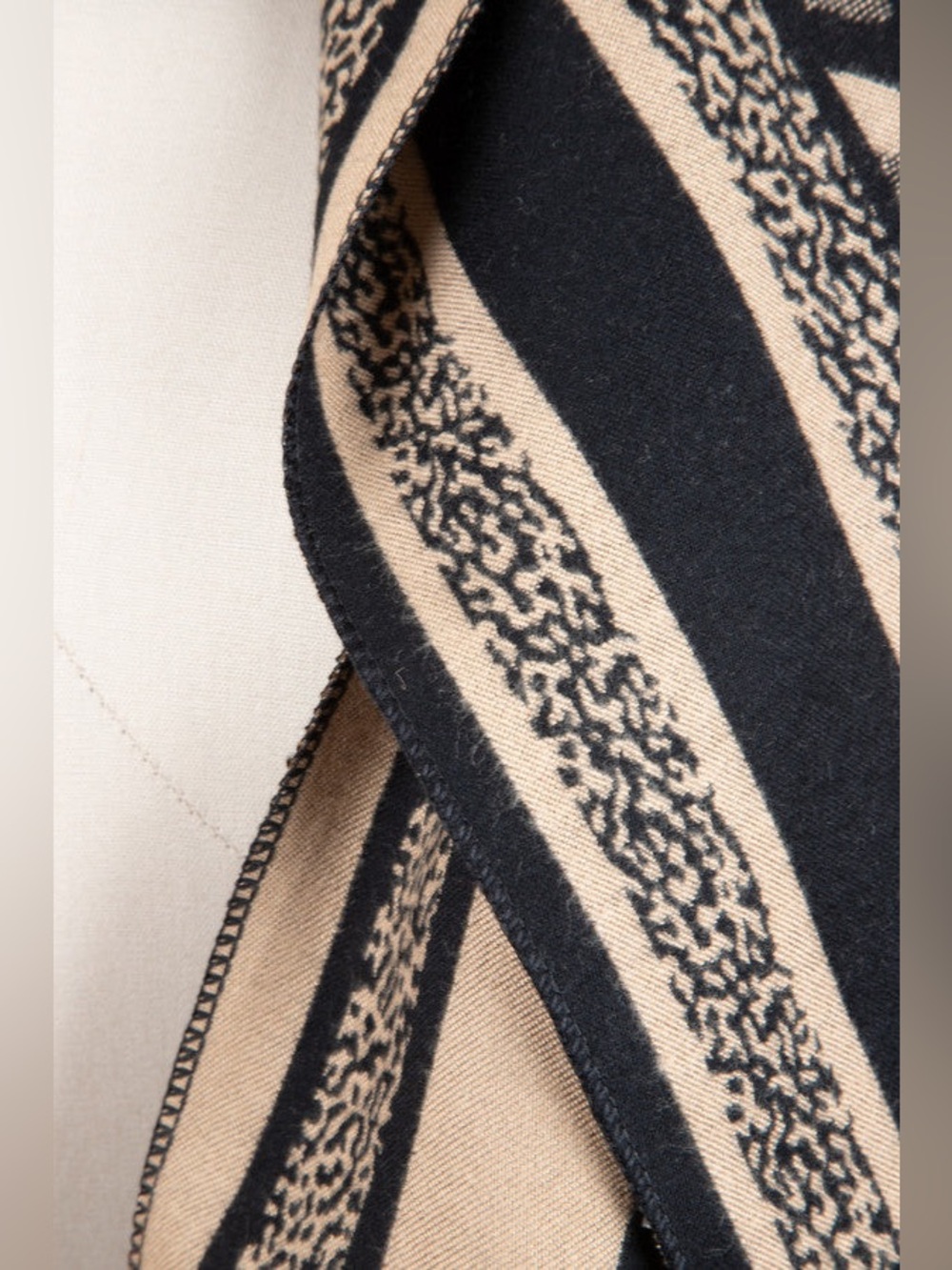 SAACHI Reversible Leopard Pattern Scarf - Picture 3 of 9